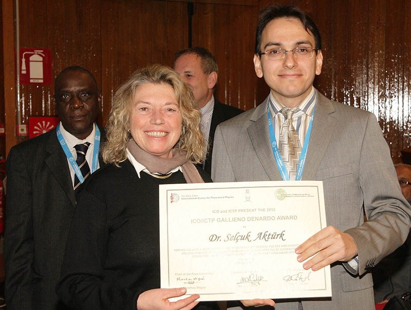 Selcuk Akturk being awarded by Chiara Bernardoni, wife of the late Prof. Gallieno Denardo