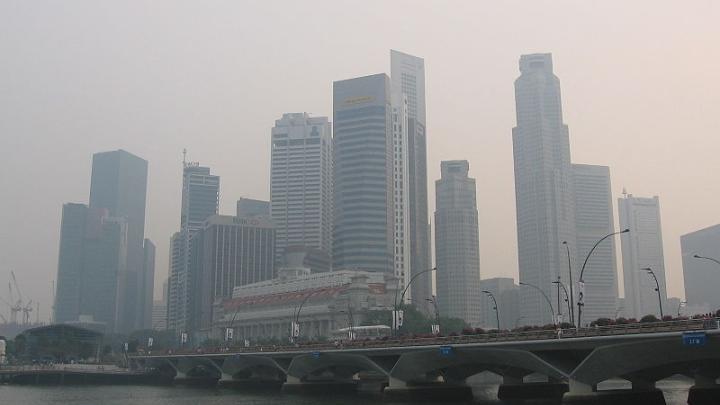 Smog downtown Singapore. Image Wikimedia