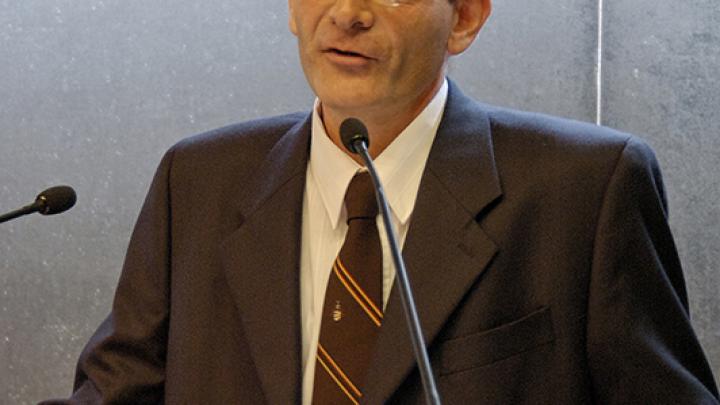 Bernardo Gabriel Mindlin at the ICTP Prize ceremony, 2005