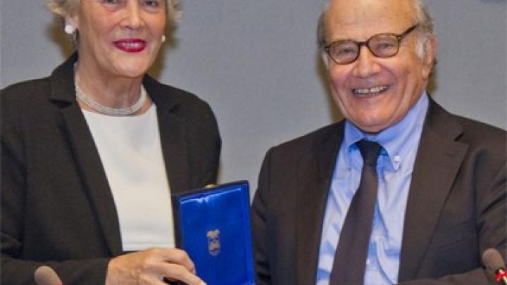 Professor Ghirardi receives the Sigillo della Provincia di Trieste from the President of the Province of Trieste, Maria Teresa Bassa Poropat